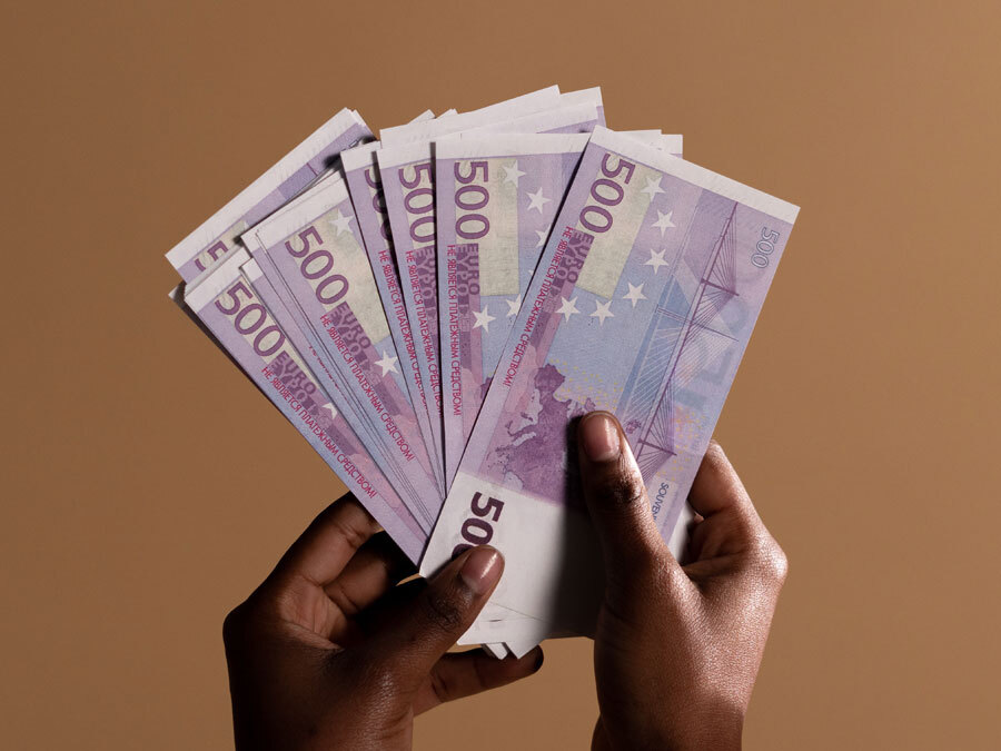Mehrere 500-Euro-Scheine werden in den Händen gehalten. Fortbildungskosten können sehr hoch sein.