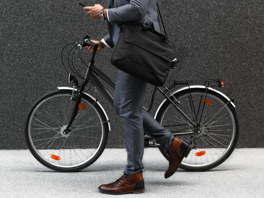 Ein Mann fährt mit seinem Dienstrad zur Arbeit