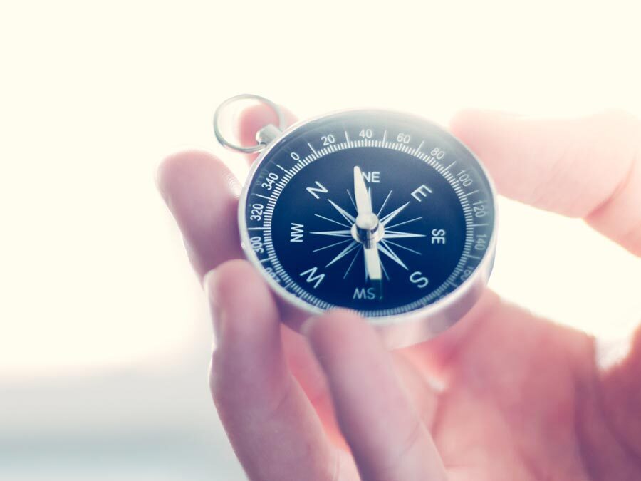 Ein Kompass, welcher die richtige Richtung für die Neuorientierung im Job zeigt.
