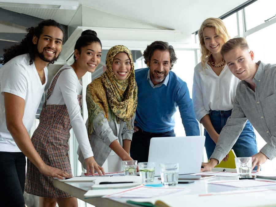 Sechs Mitarbeitende erarbeiten gemeinsam an einem Tisch ihre Unternehmenskultur