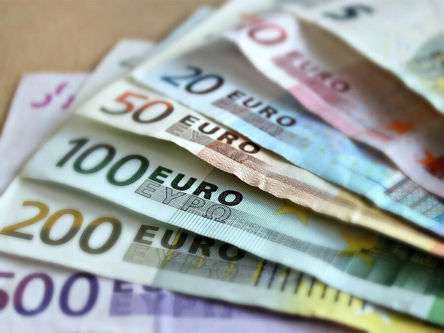 mehrere Eurogeldscheine sind zu sehen.