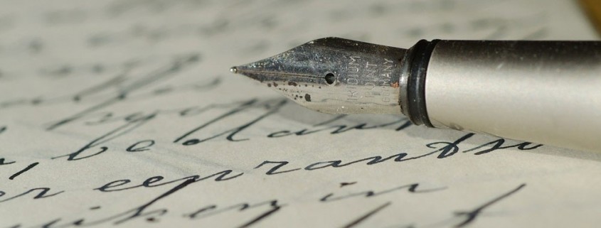 Ein mit dem Füller geschriebenes Testament liegt auf dem Tisch.