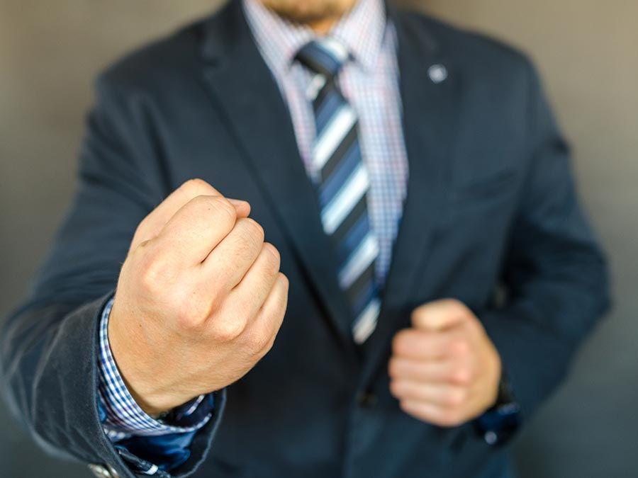 der-unbeliebte-kollege-fristlose-kuendigung-wegen-schlaegerei-am-arbeitsplatz