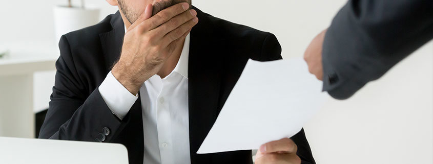 Ein Arbeitnehmer ist schockiert. Er hat eine Abmahnung im Arbeitsrecht erhalten.