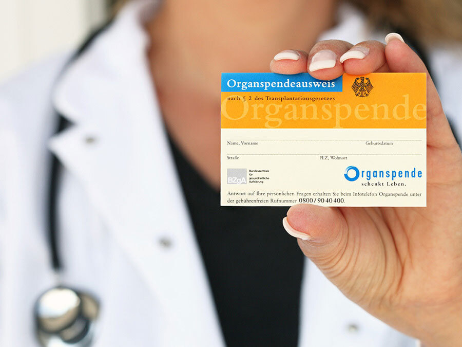 Eine Frau hält einen Organspendeausweis. Den braucht es, um einer Organspende zu Lebzeiten zuzustimmen.