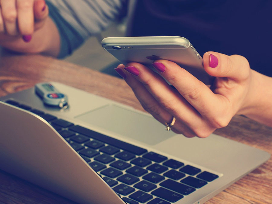 Eine Frau nutzt auf ihrem Mobiltelfon Google Suche.