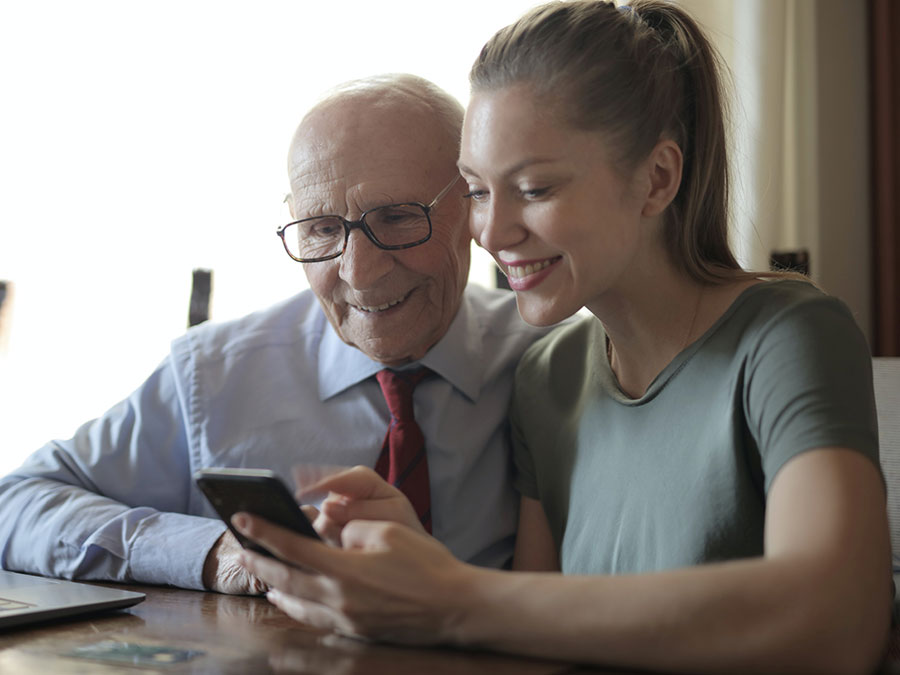 Vor einem Antrag auf Pflegezeit sollten Sie sich informieren.
