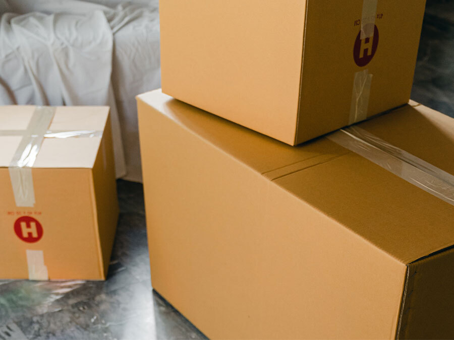 Umzugskisten stehen in einer Wohnung. Der Mieter hat einen Zeitmietvertrag abgeschlossen und muss ausziehen.