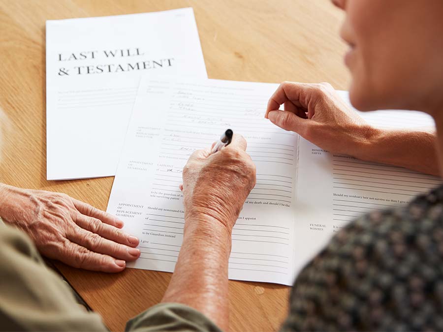 Zwei Personen ändern ein Dokument handschriftlich.