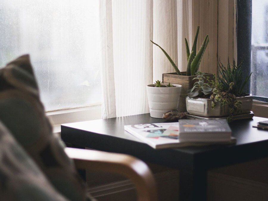 Ein kleiner Arbeitsplatz am Fenster. Ist das Homeoffice an diesem Platz zumutbar?