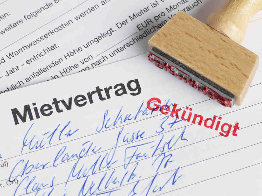 Ein schriftlicher Mietvertrag mit dem Stempel gekündigt liegt auf dem Tisch.