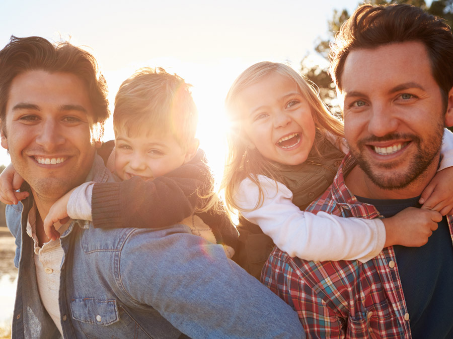 Zwei Väter mit zwei adoptierten Kindern. Die Familie steht erbrechtlich jeder anderen Familie gleich.
