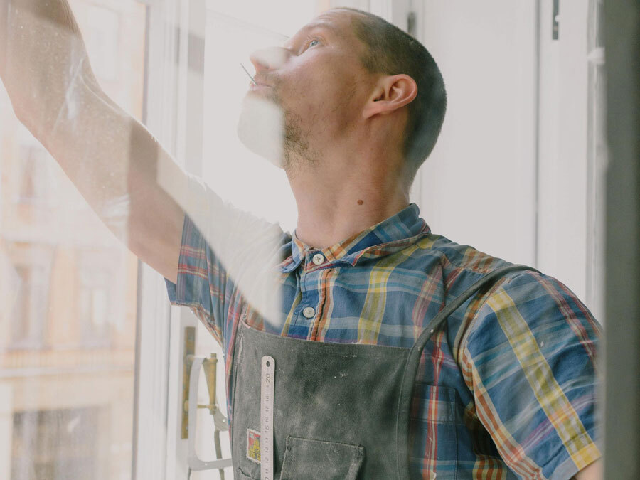 Ein Maler und Lackierer mit verschmutzter Arbeitskleidung. Wer ist für die Reinigung der Arbeitskleidung zuständig.