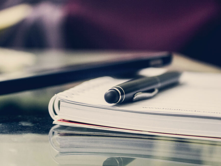 Ein Block und ein Stift – die Nachlassverwaltung beantragen ist leicht.