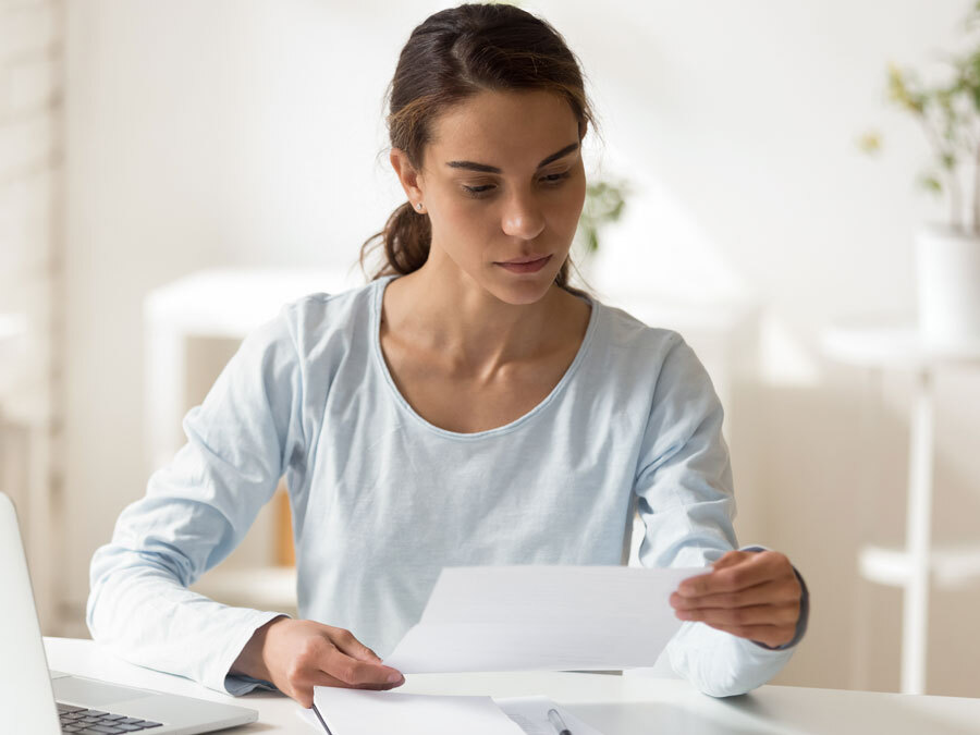 Eine Mieterin liest eine Modernisierungsankündigung.