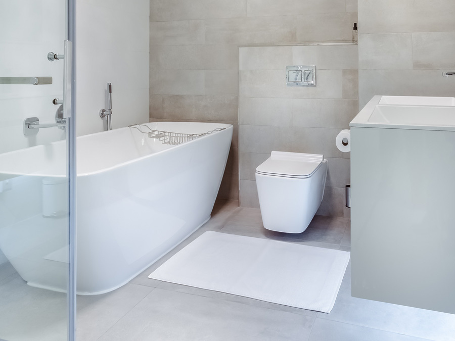 Ein modernes Bad mit freistehender Badewanne.