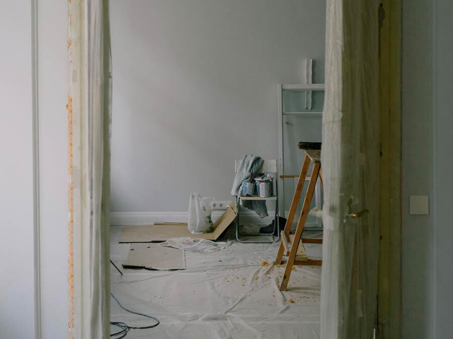 In einer Wohnung wird modernisiert.