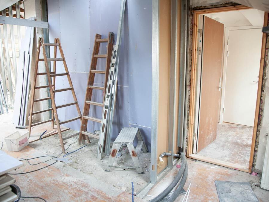 In einem Raum stehen Leitern und Werkzeuge. Der Mieter will seiner Umgestaltungspflicht nachkommen.
