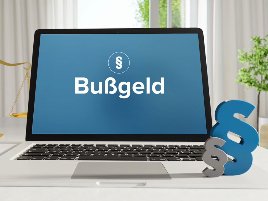 Ein Bildschirm mit dem Wort Bußgeld – Bußgeld wegen Verstoß gegen den Datenschutz kann teuer werden.