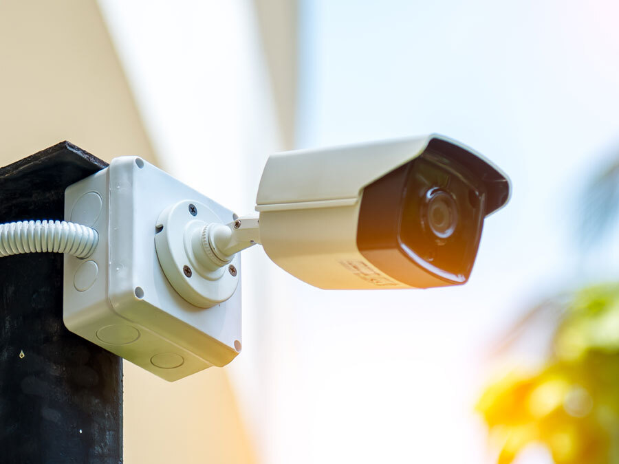 Eine Überwachungskamera im Außenbereich. Ist die Überwachungskamera erlaubt?
