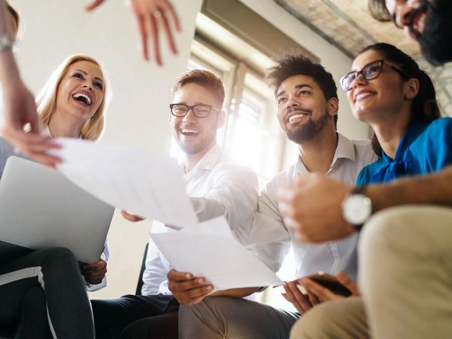 Eine Gruppe von Arbeitnehmern freut sich über die etablierte Feedbackkultur des Unternehmens.