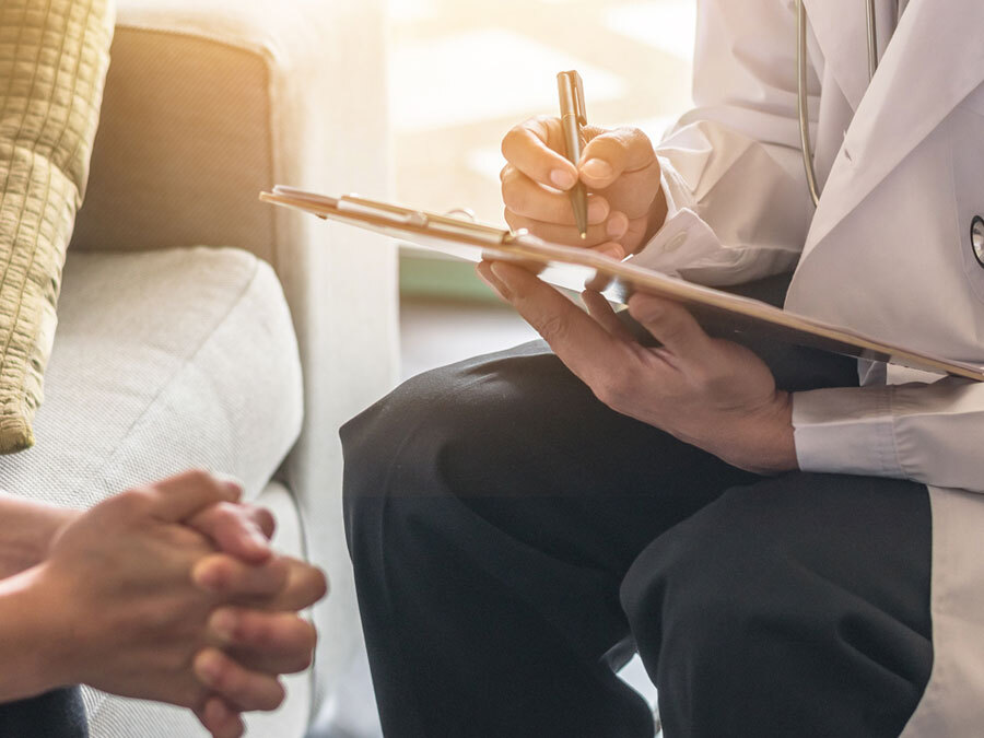 Ein Arzt nimmt Gesundheitsdaten einer Patientin auf.