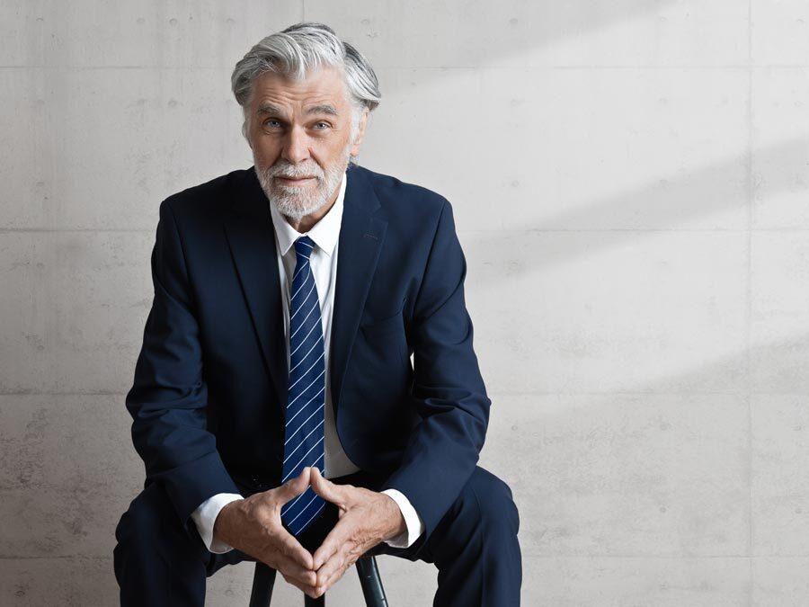 Ein Mann mit Anzug zeigt seinen Führungsstil.