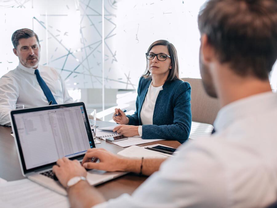 Drei Geschäftsleute in einem Meeting.