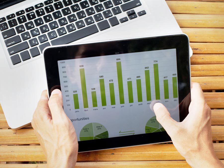 Der Nachhaltigkeitsbericht eines Unternehmens ist auf einem Tablet zu sehen