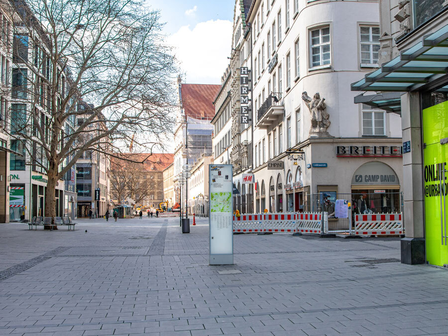 Eine verlassene Innenstadt. Es gelten Ausgangsbeschränkungen.