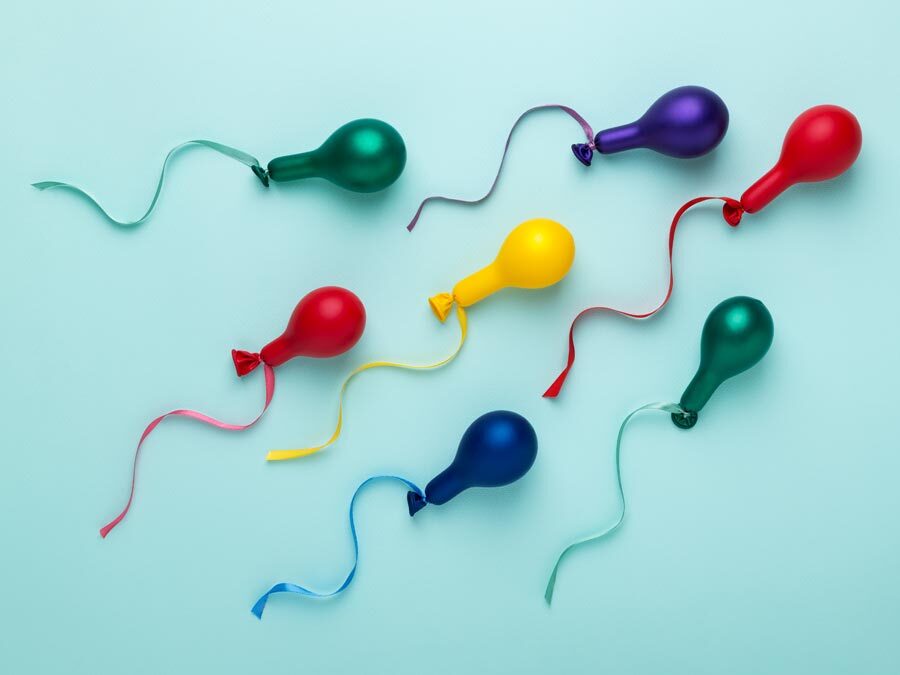 Kleine bunte Ballon mit Schnüren dran symbolisieren eine Samenspende