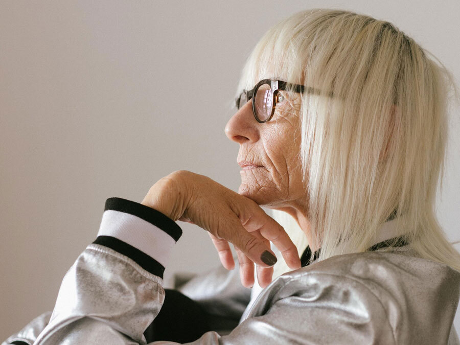 Eine Dame schaut nachdenklich.