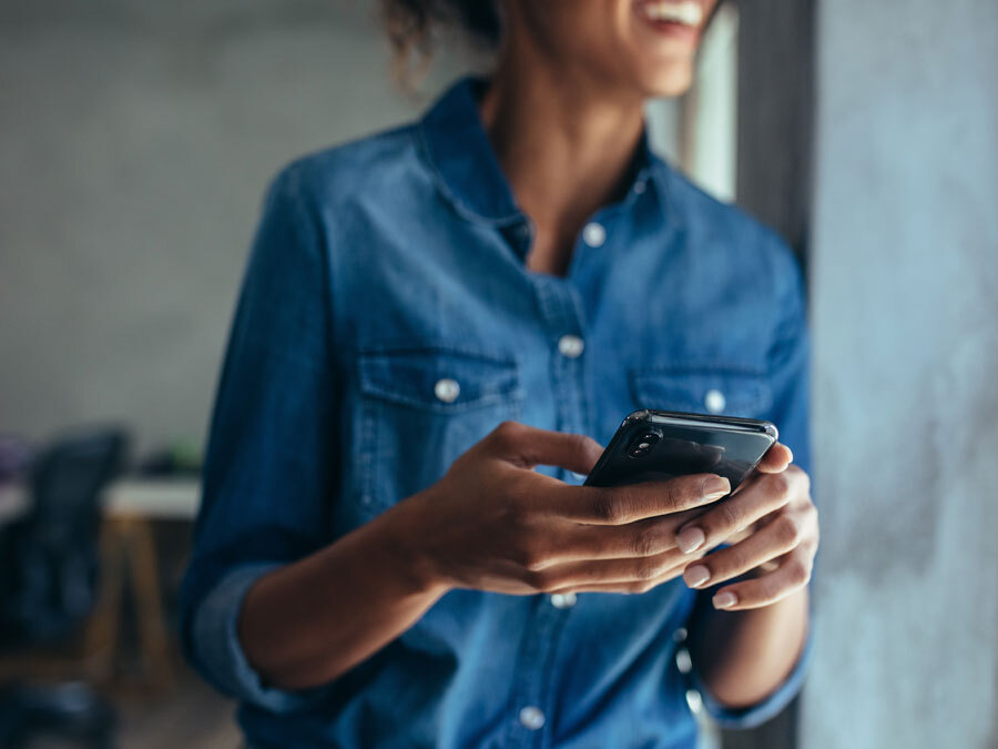 Eine Frau nutzt gerade ihr Smartphone.