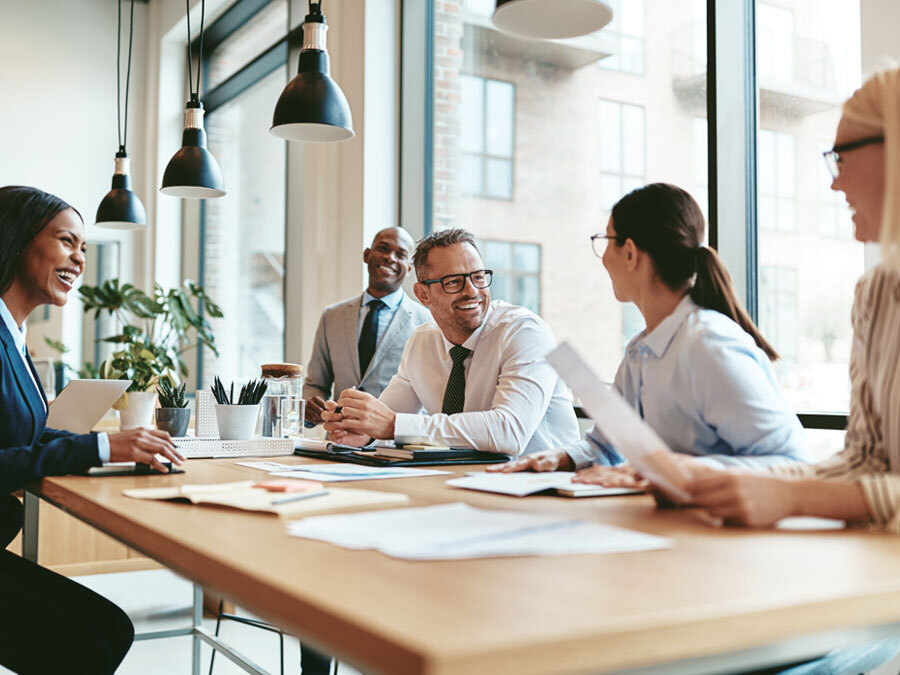 Ein Meeting mit Menschen aus vielen Nationen.