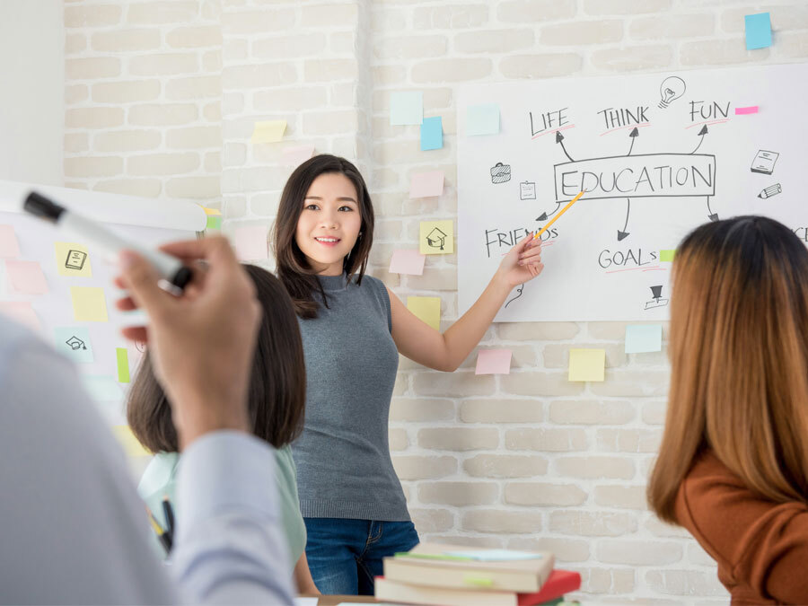 Eine Frau hält eine Präsentation in ihrem Vorstellungsgespräch auf Englisch