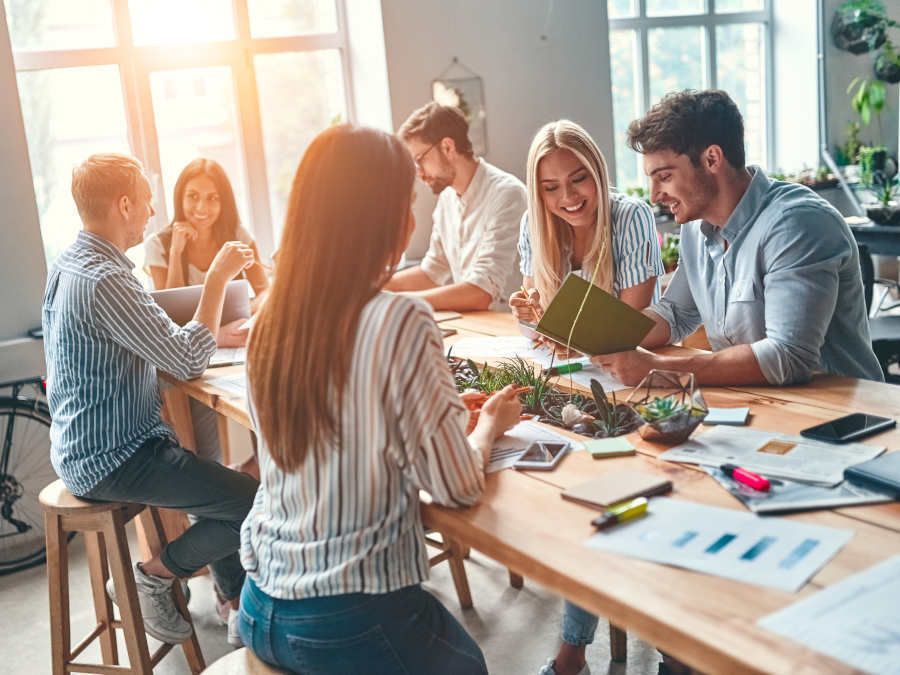 Ein Team, welches die verschiedenen Projektmanagement Tools zur Aufgabenbewaeltigung nutzt.