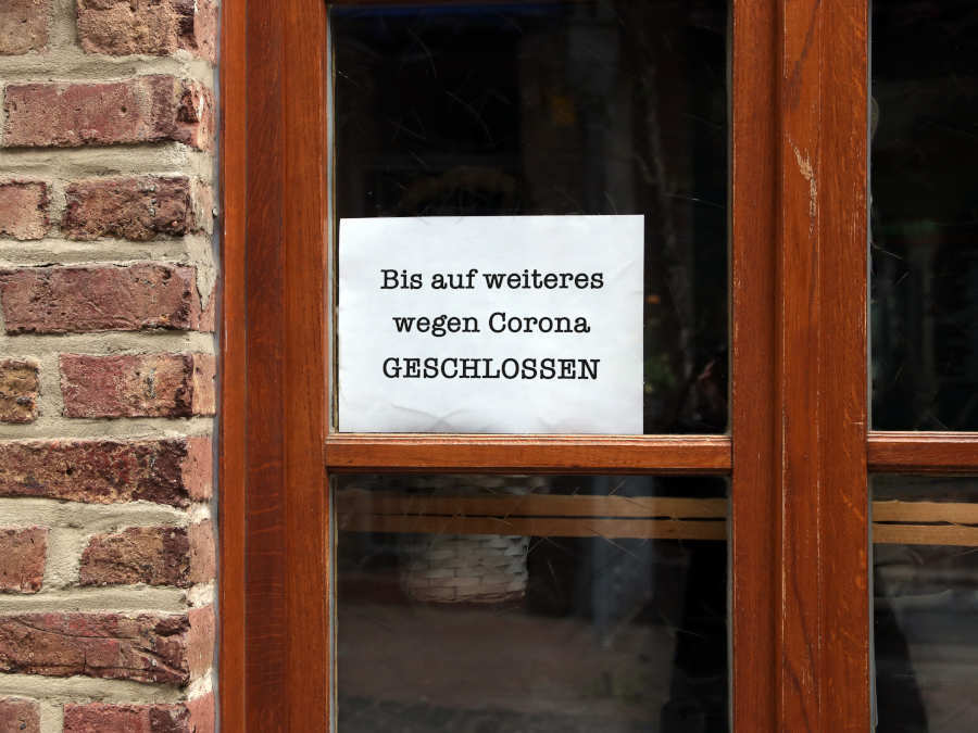 Ein Lokal mit dem Schild bis auf weiteres wegen Corona geschlossen.