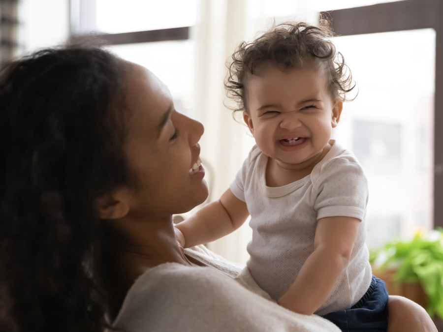 Eine Mutter hält ein Baby im Arm.