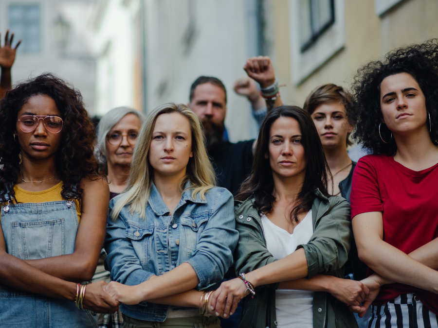 Mehrere Frauen setzen sich gegen den Gender Pay Gap auf einer Demonstration ein.