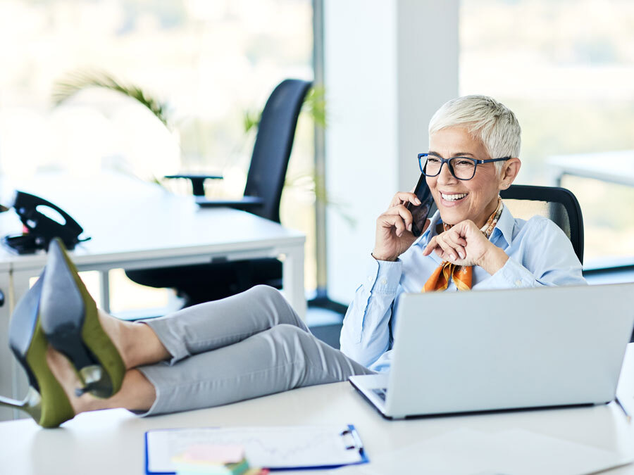 Eine Frau an einem Schreibtisch als sinnbildlich guter Chef