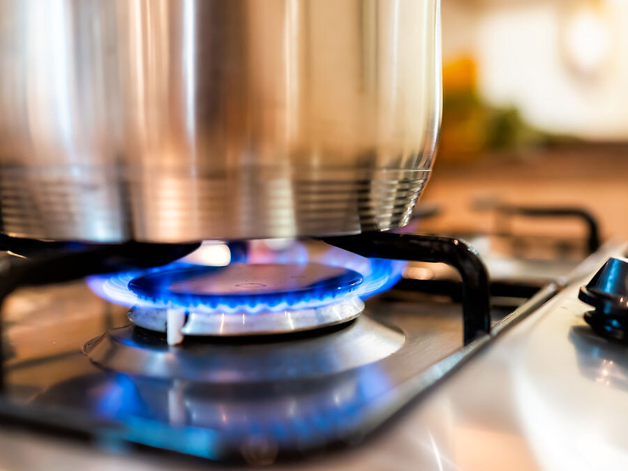 Eine Flamme auf einem Gasherd.