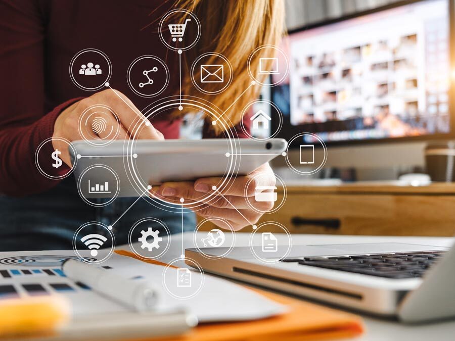 Eine Frau beschäftigt sich an ihrem Tablet mit der Erarbeitung einer Online Marketing Strategie.