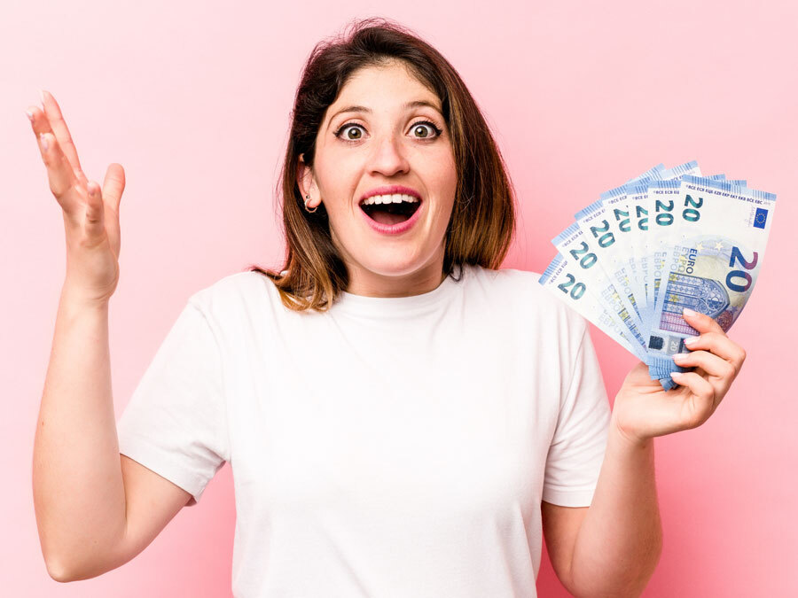 Eine Frau hält Geld in der Hand.