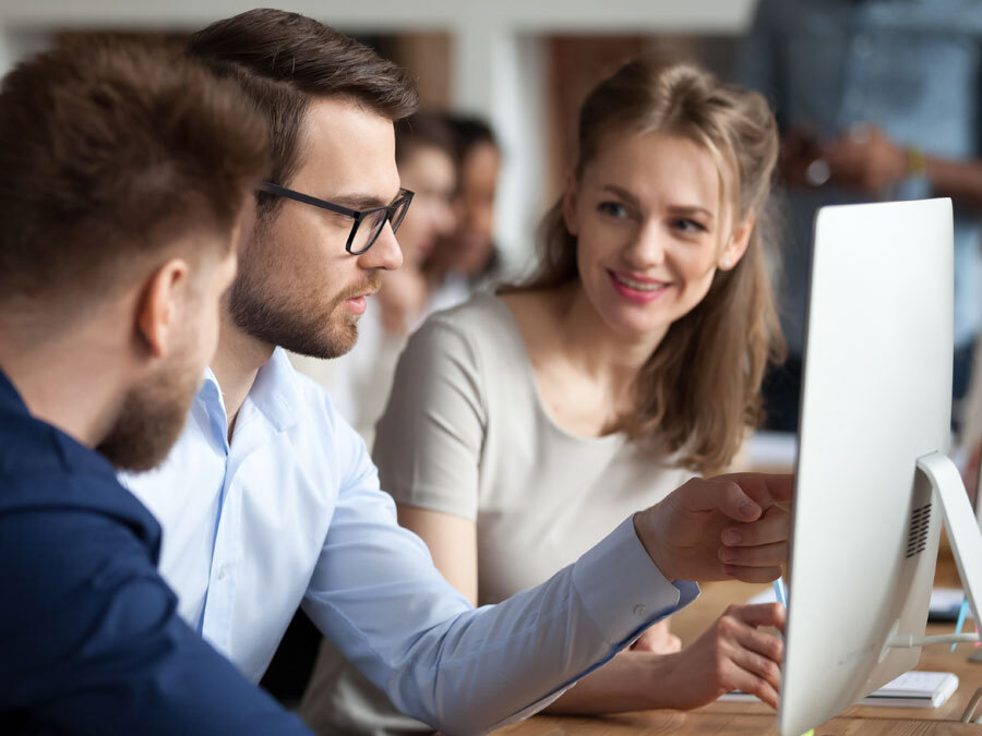 Mitarbeiter arbeiten an Stellenanzeigen