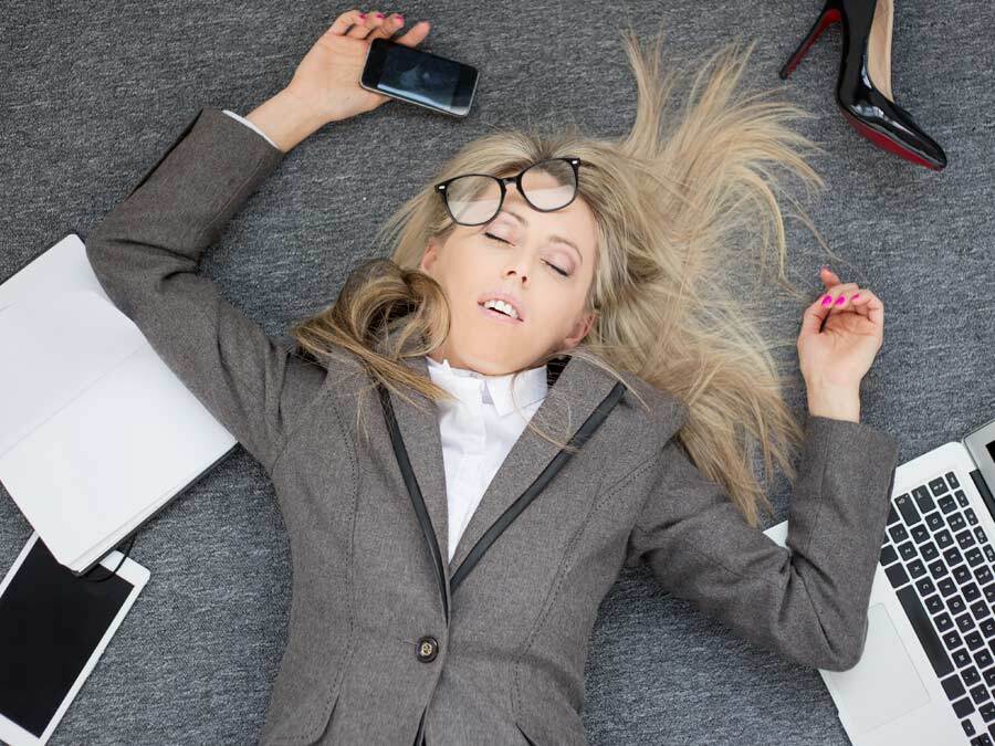 Frau leidet an Erschöpfung wegen Arbeitssucht