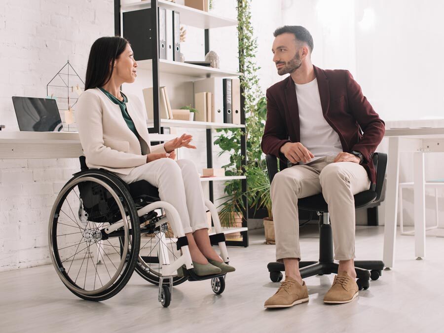 Eine Frau im Rollstuhl während ihrer Bewerbung mit Schwerbehinderung.