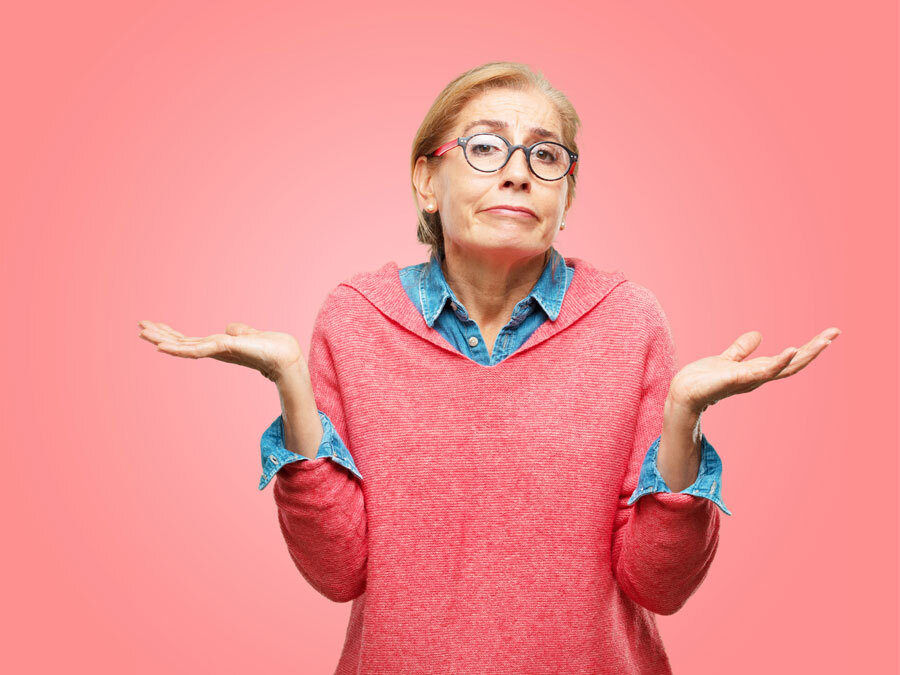 Eine ältere Dame schaut ratlos.