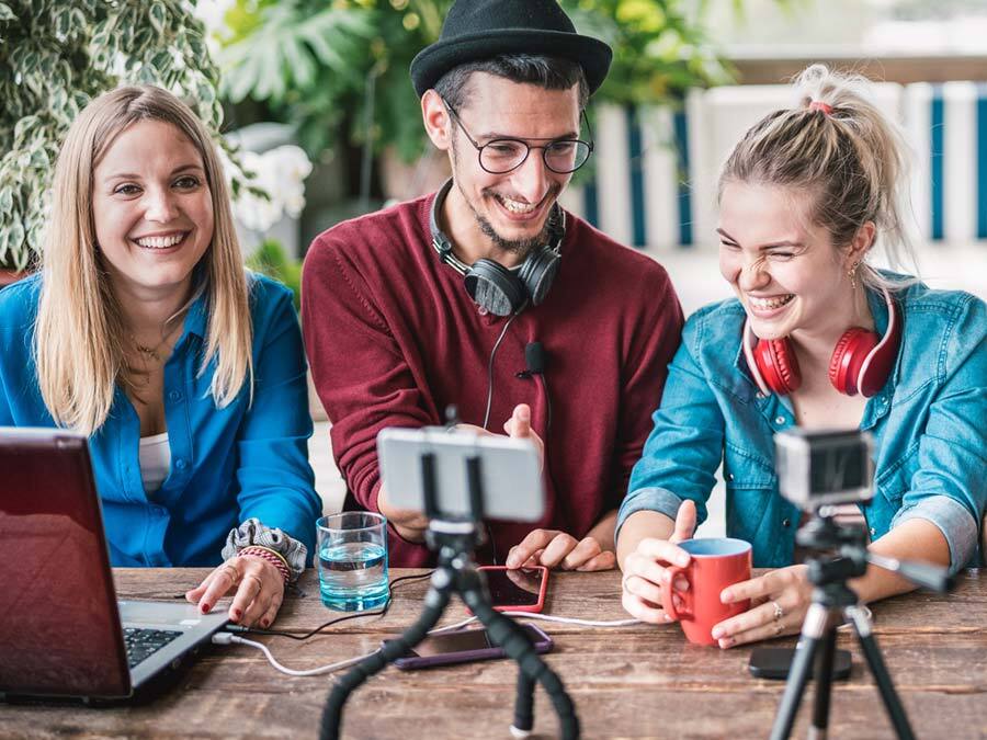 Drei Mitarbeitende kümmern sich um einen erfolgreichen Social Media Auftritt.