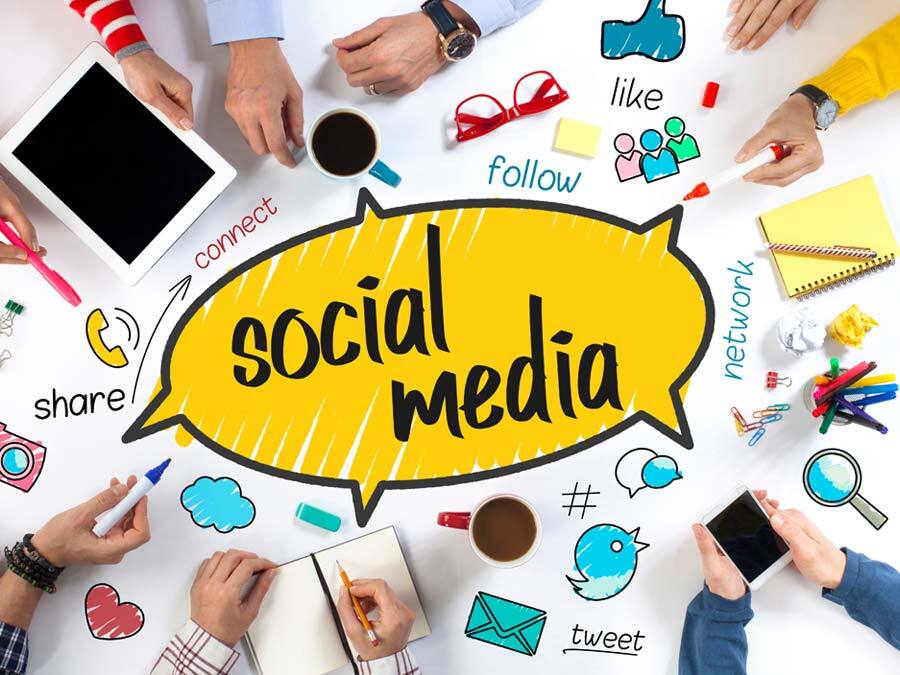 Social Media steht auf einer gelben Sprechblase.