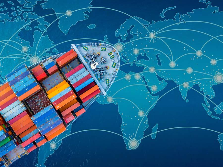 Ein Containerschiff mit Waren, bei deren Produktion das Lieferkettengesetz beachtet wurde.